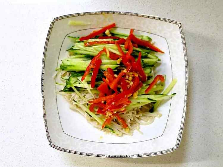 红油拌黄瓜金针菇步骤7