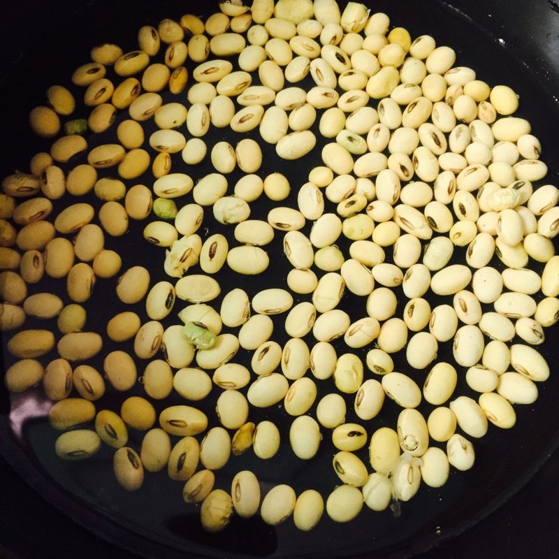 凉拌黄豆步骤1