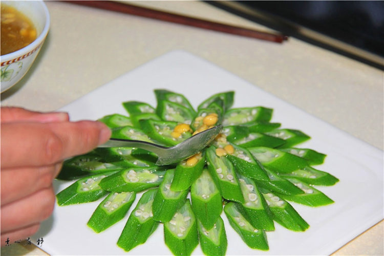 凉菜酱香秋葵步骤8