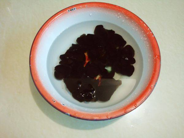 凉拌青花黑木耳步骤1