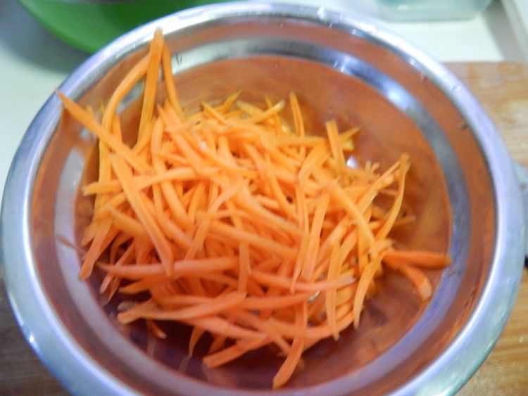 黄瓜金针菇卷步骤3