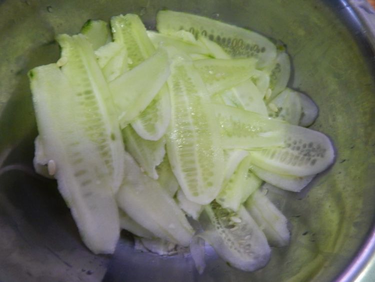 黄瓜金针菇卷步骤2