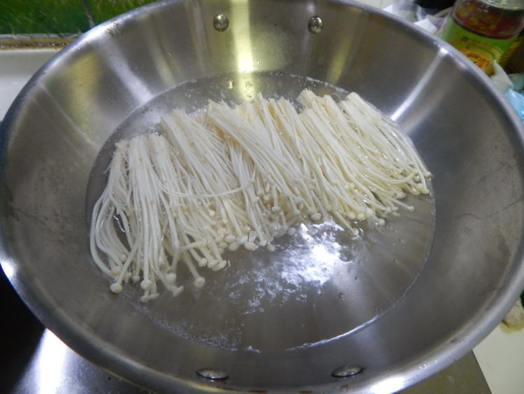 黄瓜金针菇卷步骤5