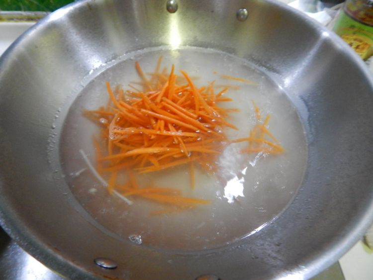 黄瓜金针菇卷步骤6