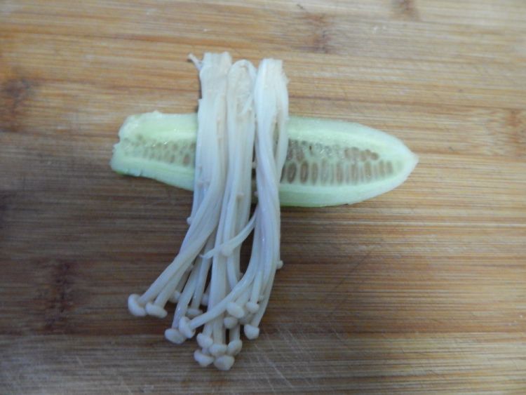 黄瓜金针菇卷步骤12