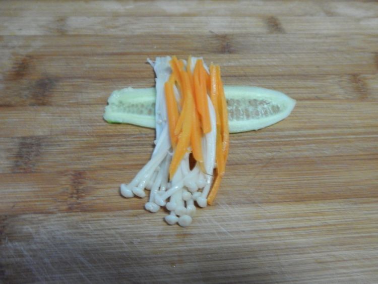 黄瓜金针菇卷步骤13
