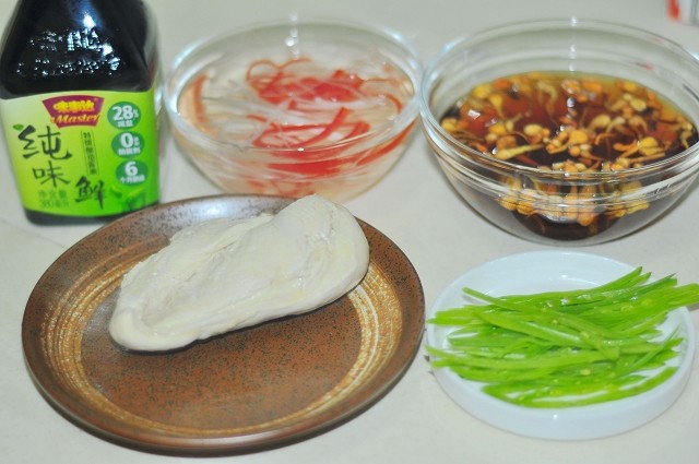 虫草花荷兰豆拌鸡丝步骤1