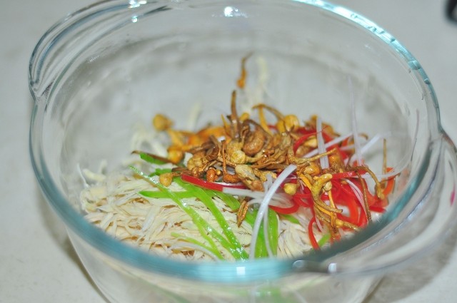 虫草花荷兰豆拌鸡丝步骤3