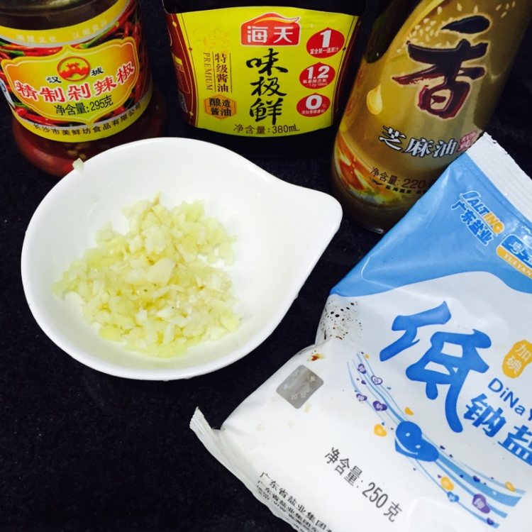 姜蒜香汁菠菜步骤7