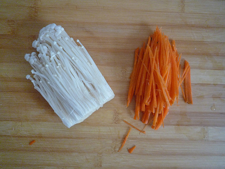 金针菇拌鸡丝步骤2