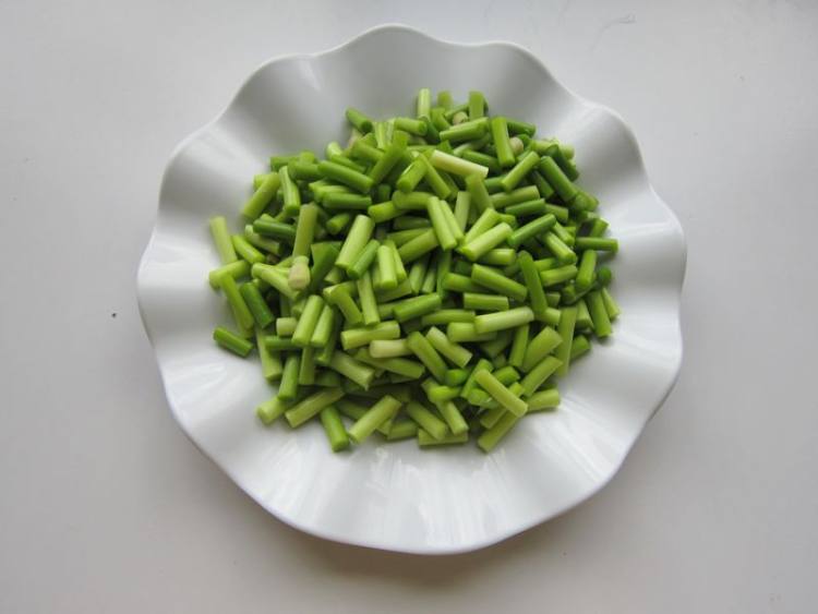 凉拌蒜薹步骤2