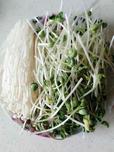 金针菇拌黑豆芽步骤1