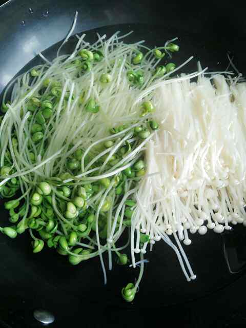 金针菇拌黑豆芽步骤2