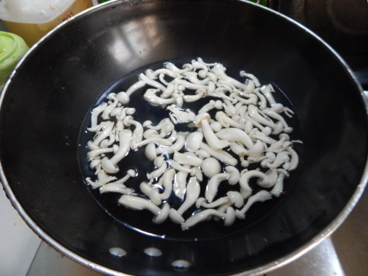 黄瓜凉拌白玉菇步骤2