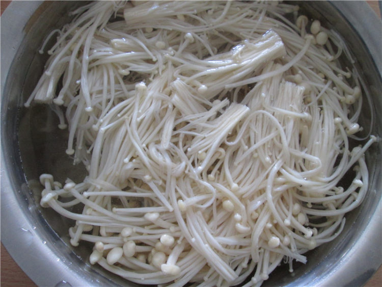 炝拌金针菇步骤8