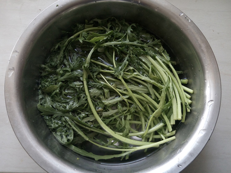 炝拌茼蒿步骤1