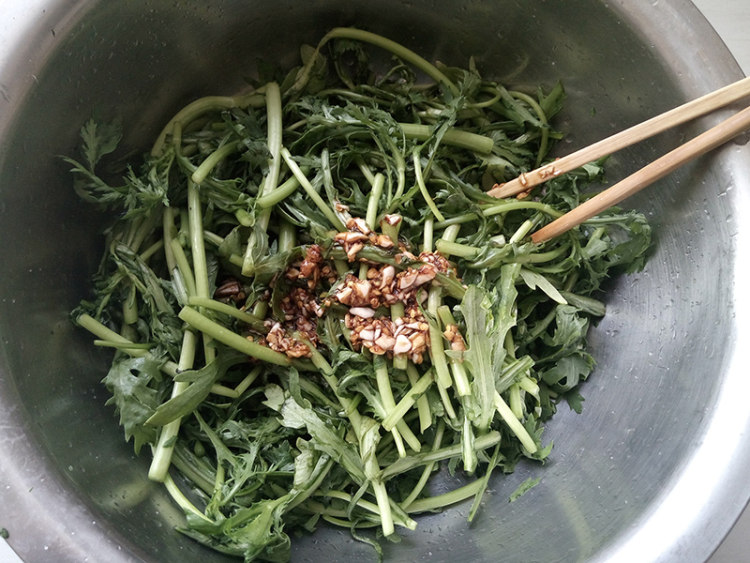 炝拌茼蒿步骤5