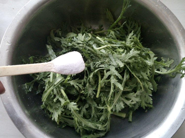 炝拌茼蒿步骤2