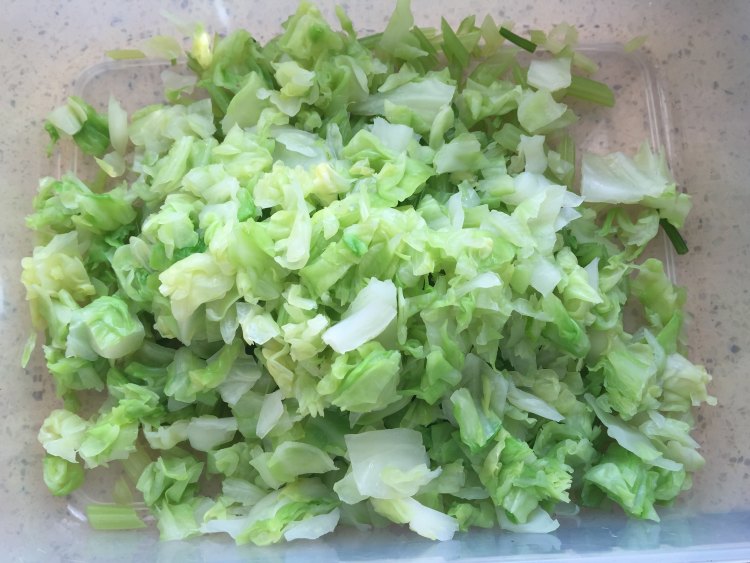 芹菜卷心菜做小凉菜步骤2