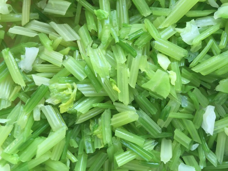 芹菜卷心菜做小凉菜步骤1