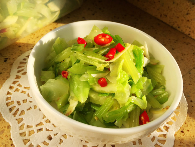 芹菜卷心菜做小凉菜步骤9