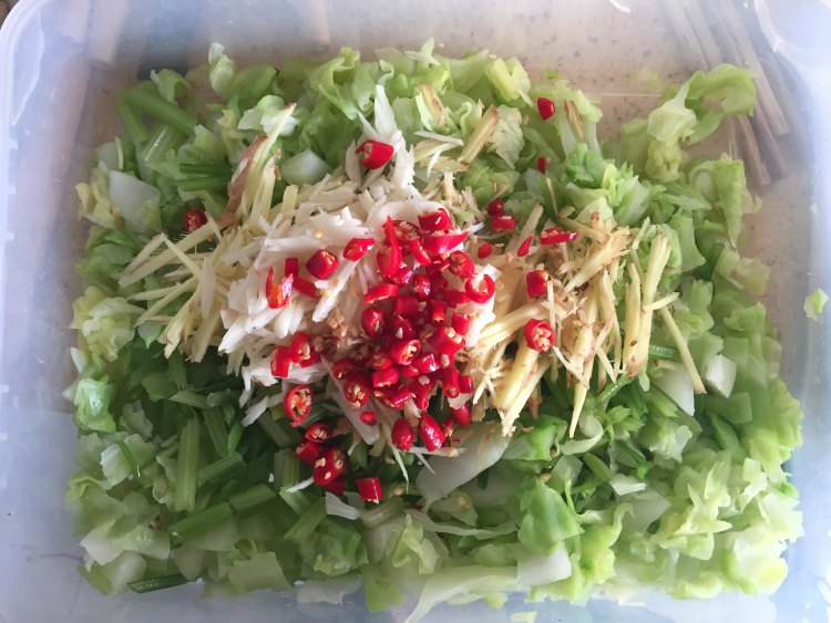 芹菜卷心菜做小凉菜步骤6