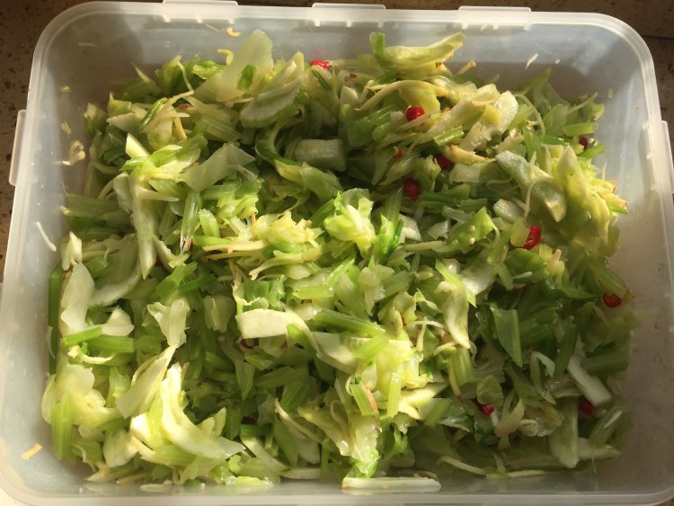 芹菜卷心菜做小凉菜步骤8