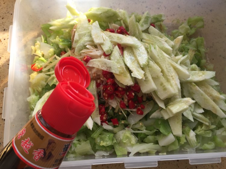 芹菜卷心菜做小凉菜步骤7