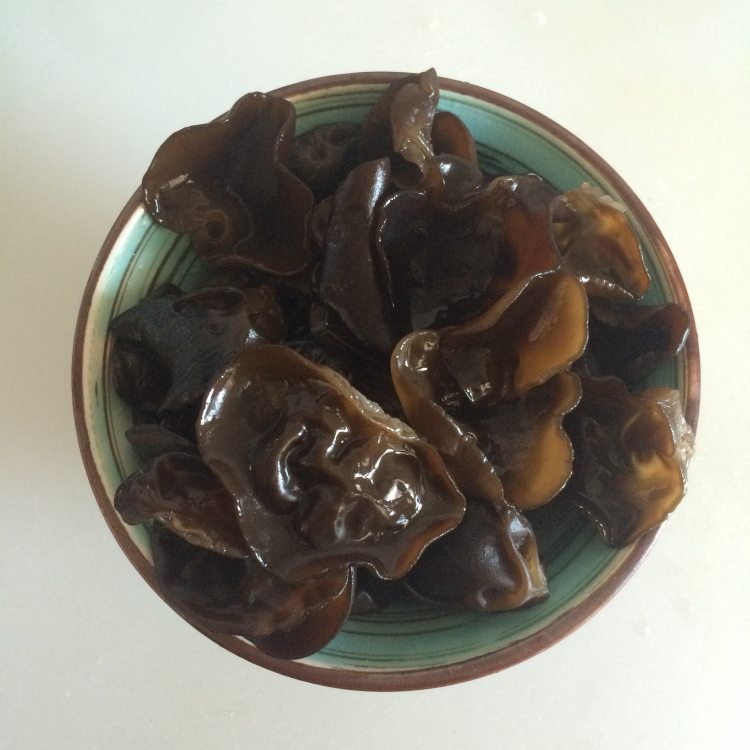 穿心莲拌木耳步骤2