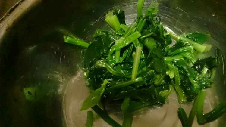 炝拌菠菜步骤2