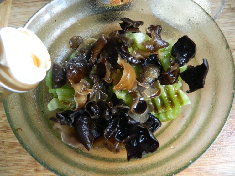 芝麻莴笋拌木耳步骤4