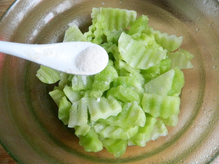 芝麻莴笋拌木耳步骤2