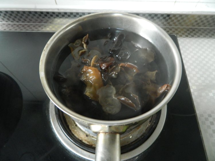 芝麻莴笋拌木耳步骤3