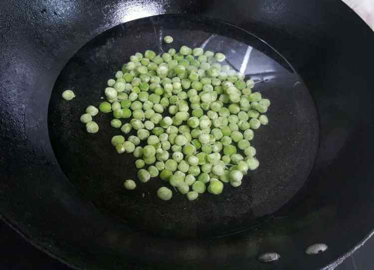 豌豆香椿豆步骤1
