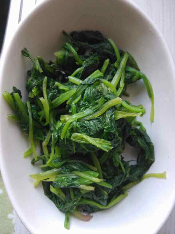 炒花生拌毛虾菠菜步骤1