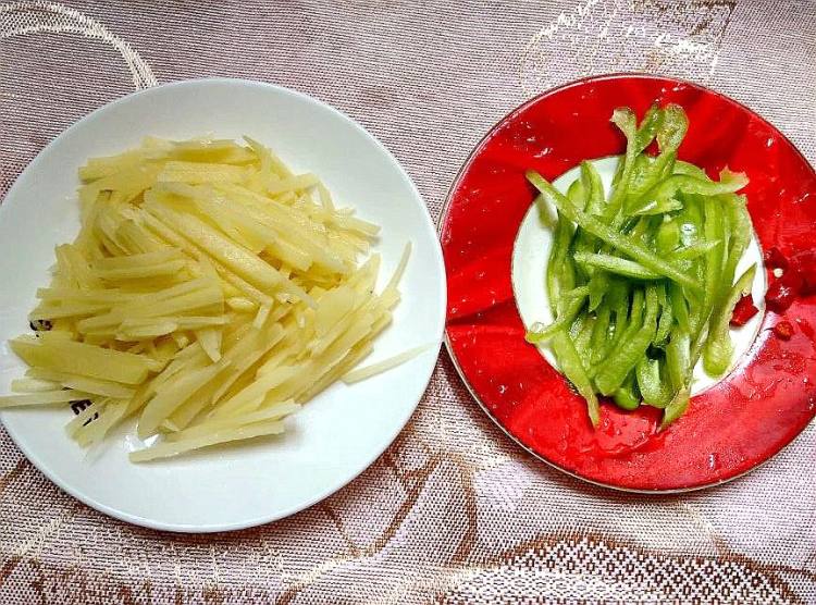 青椒拌土豆丝步骤1