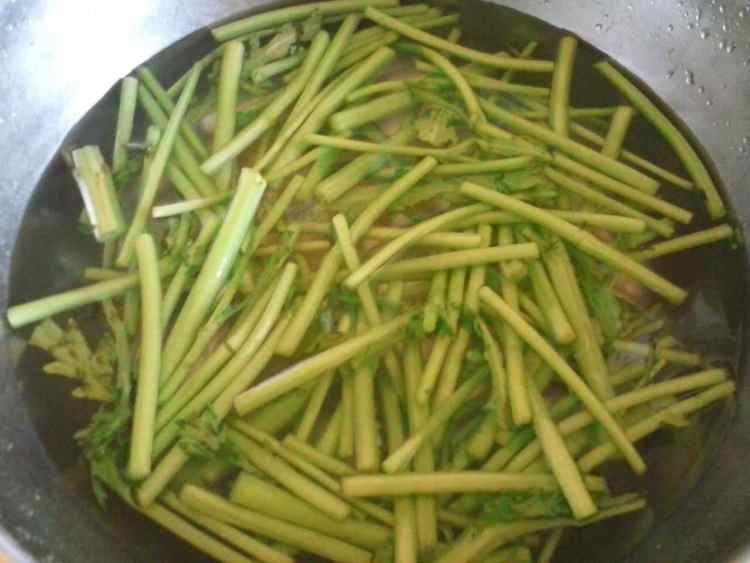 凉拌海带黄豆茼蒿杆步骤1