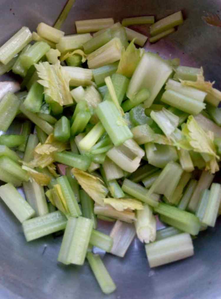 芹菜花生米拌黄豆步骤3