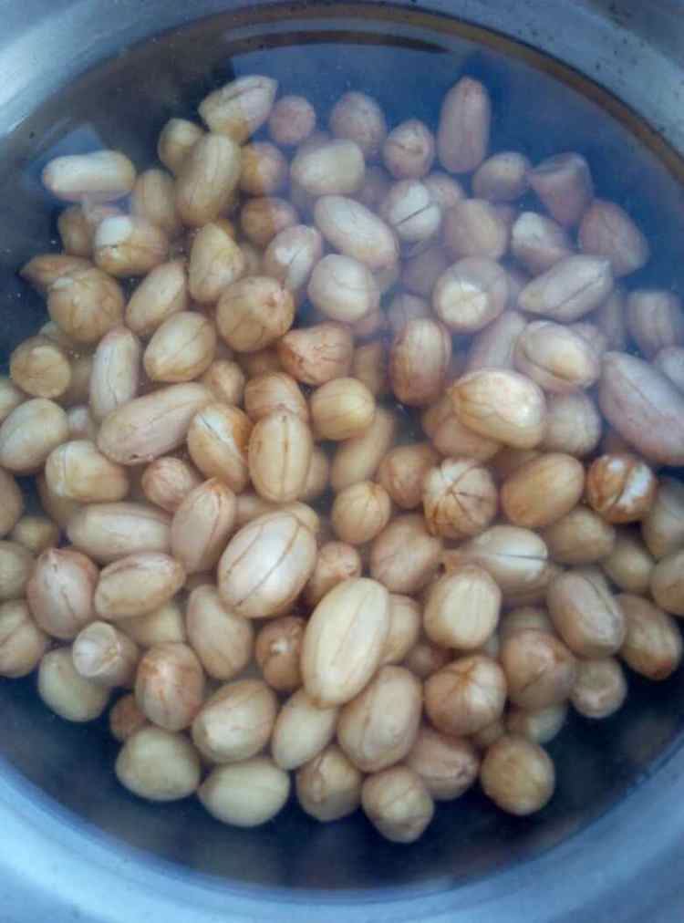 芹菜花生米拌黄豆步骤2