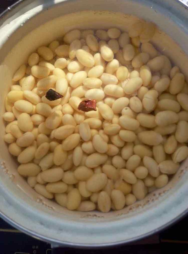 芹菜花生米拌黄豆步骤1