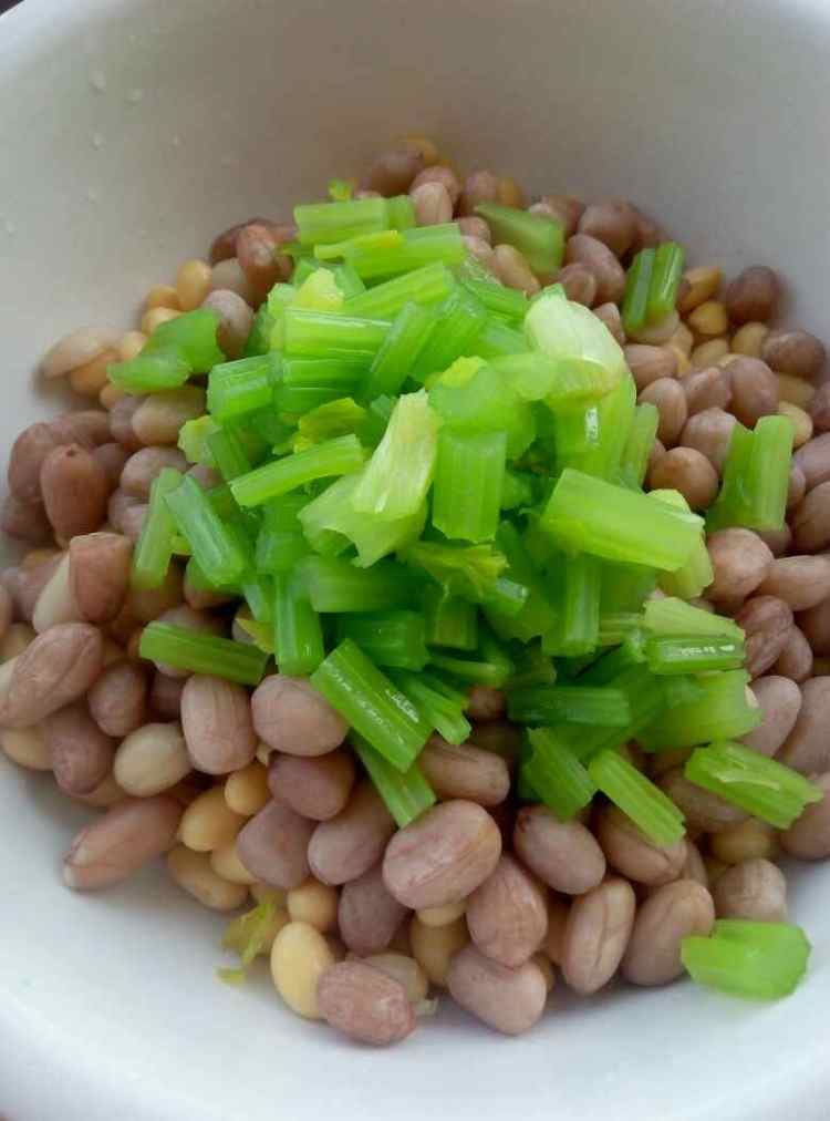 芹菜花生米拌黄豆步骤4