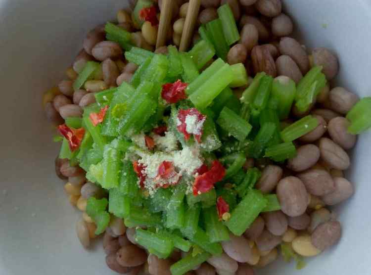 芹菜花生米拌黄豆步骤5