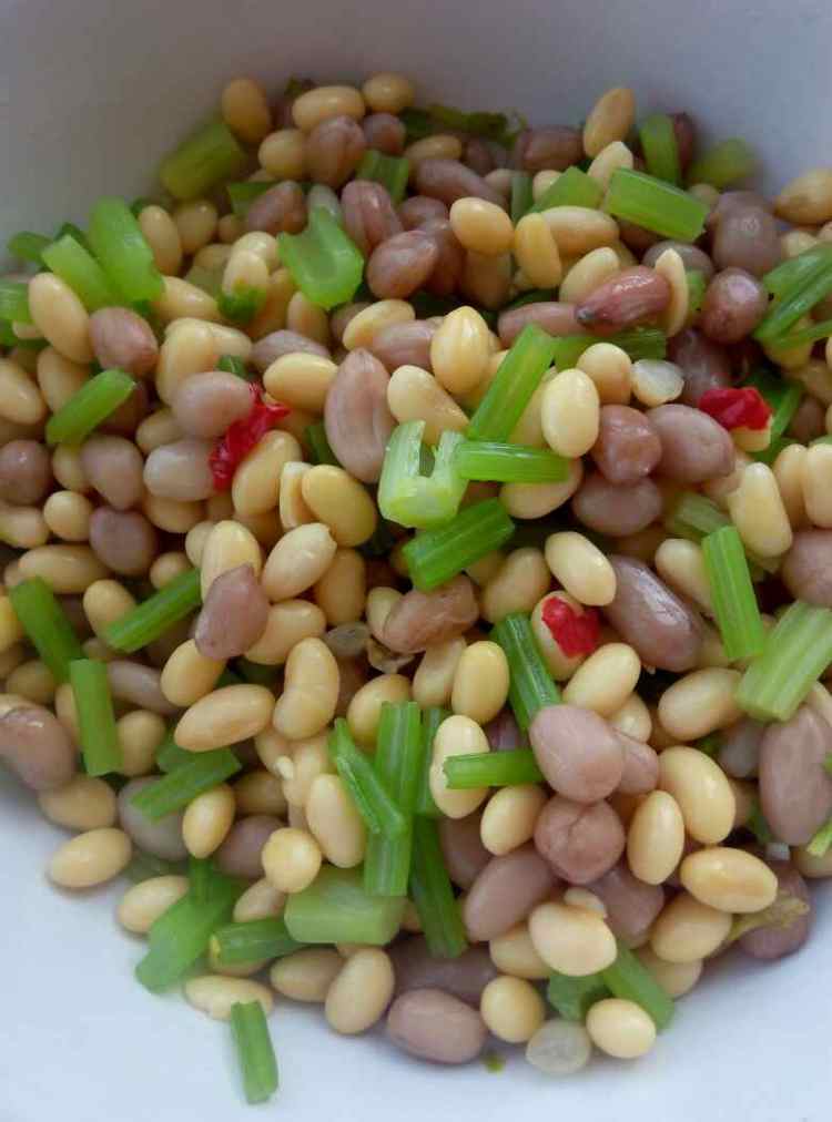芹菜花生米拌黄豆步骤6