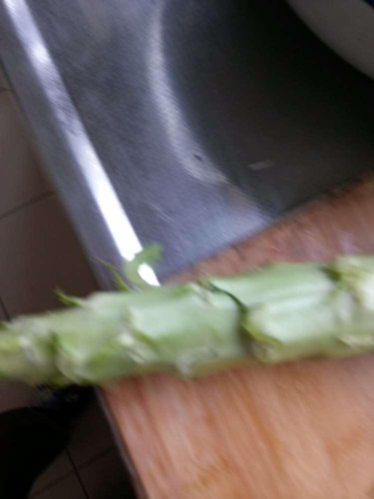 芝麻酱拌莴苣步骤1