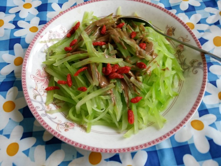 芝麻酱拌莴苣步骤6
