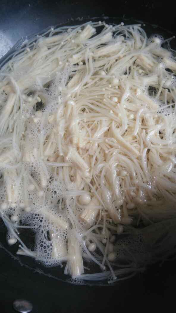 金针菇拌莲藕步骤2
