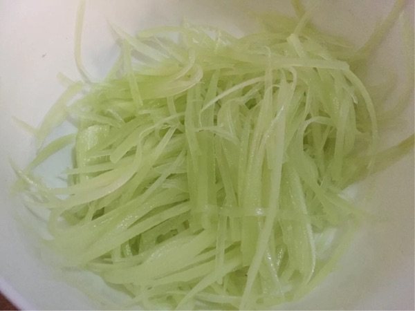 凉拌黄瓜莴笋丝步骤2