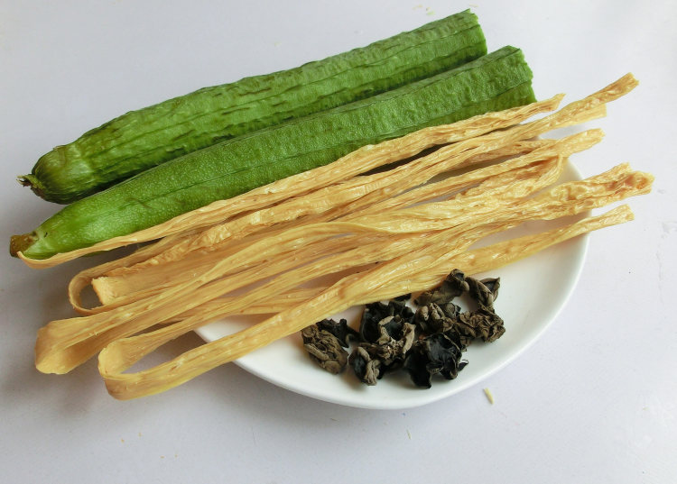 麻酱腐竹丝瓜步骤1