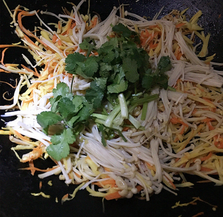笋丝拌金针菇步骤7