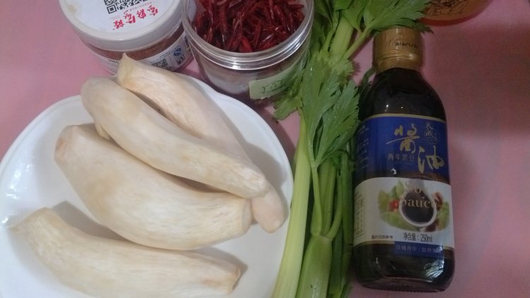 温拌鸡腿菇丝步骤1